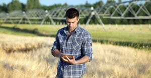 farmer-tablet-field