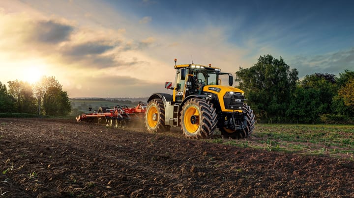 JCB Fastrac 6300 Series balances speed with field performance
