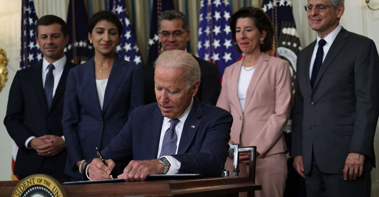 Biden signs executive order promoting competitinon.