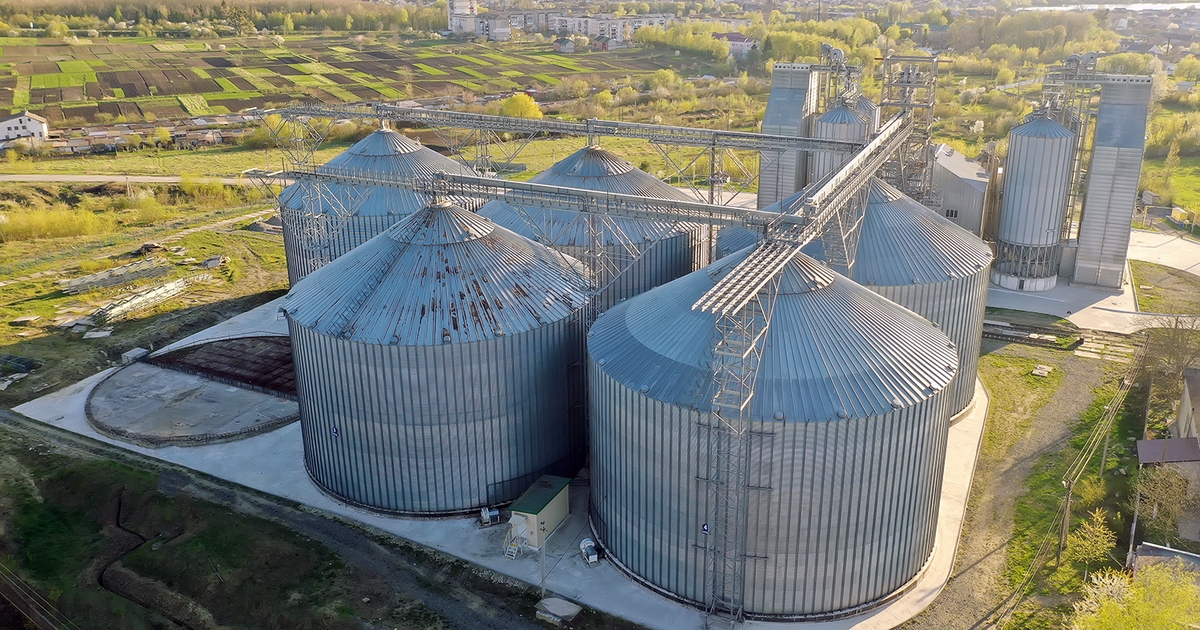 How grain elevators make money