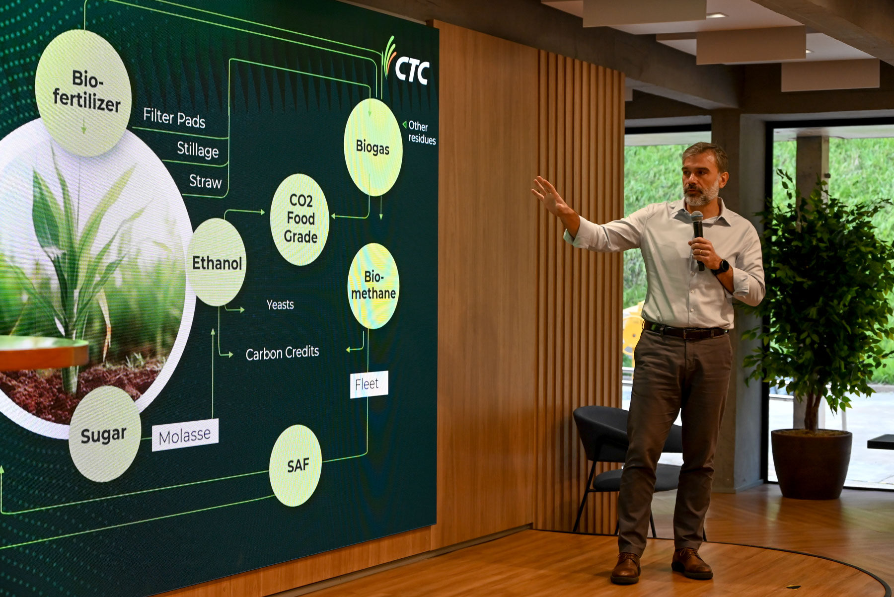 Cesar Barros, CEO of Centro de Tecnologia Canavieira, gives a presentation to the International Federation of Agricultural Journalists