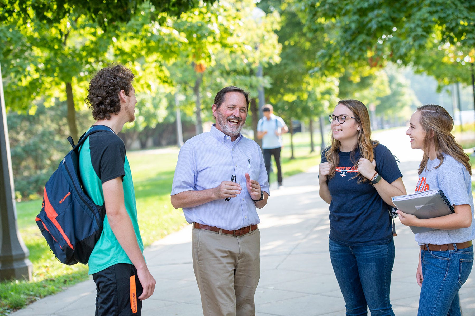 Germán Bollero talks with 3 college students on the University of Illinois campus