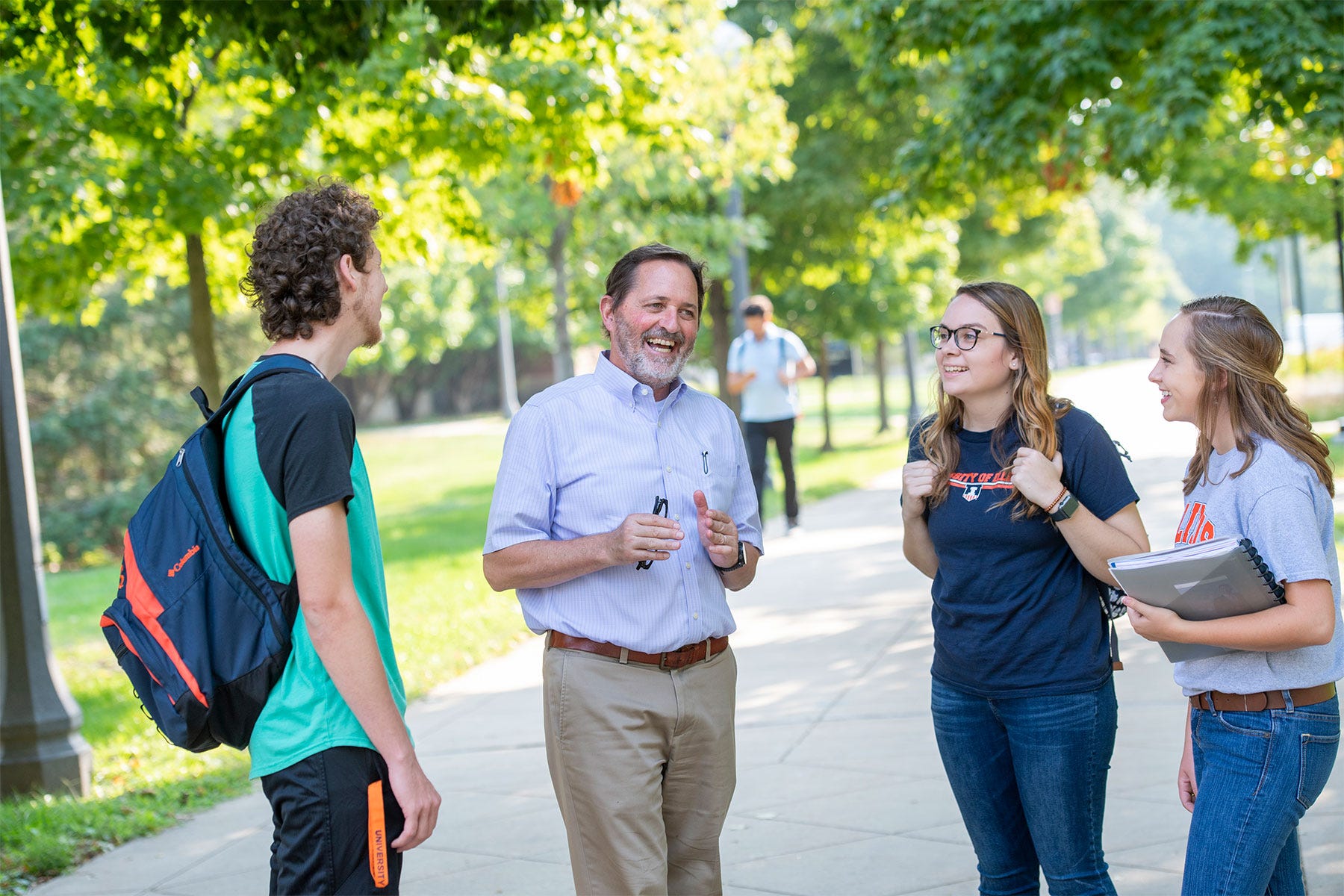 Germán Bollero talks with 3 college students on the University of Illinois campus Germán Bollero talks with 3 college students on the University of Illinois campus