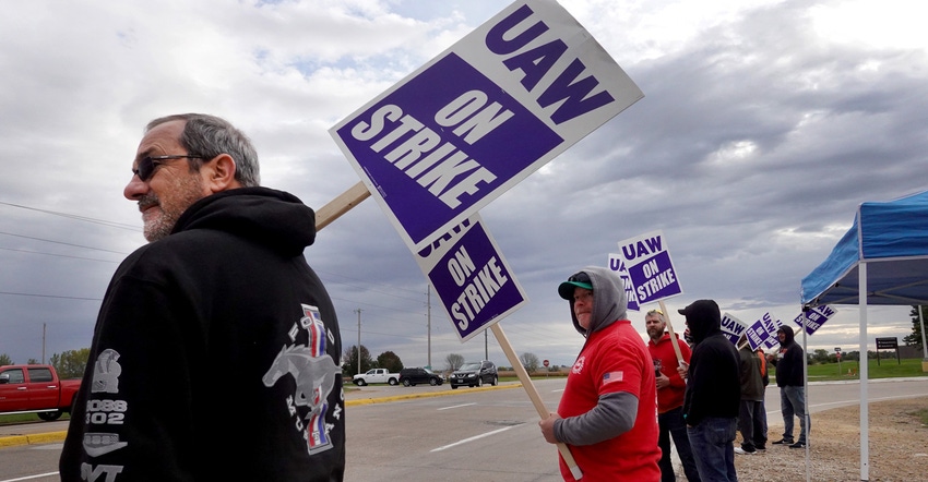 john-deere-strike-GettyImages-1346752211.jpg