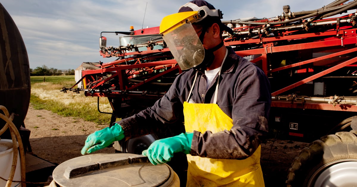How to avoid pesticide poisoning when spraying