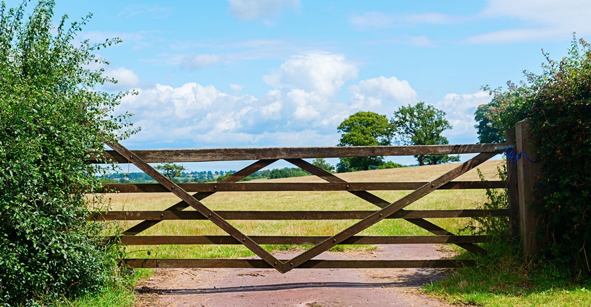 field-gate-locked-GettyImages-485338234.jpg