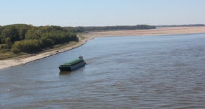 Barge-Mississippi-Shallow.jpeg