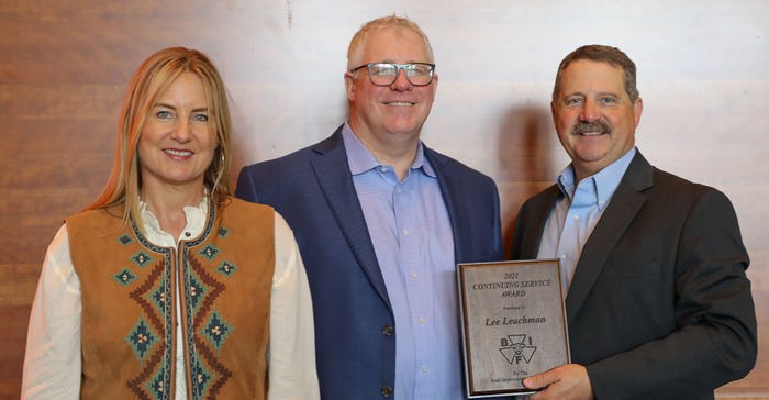 Lee Leachman and his wife, Lisa, accept the 2021 Continuing Service Award  from Donnell Brown