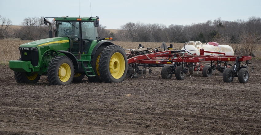 tractor applying nitrogen to field