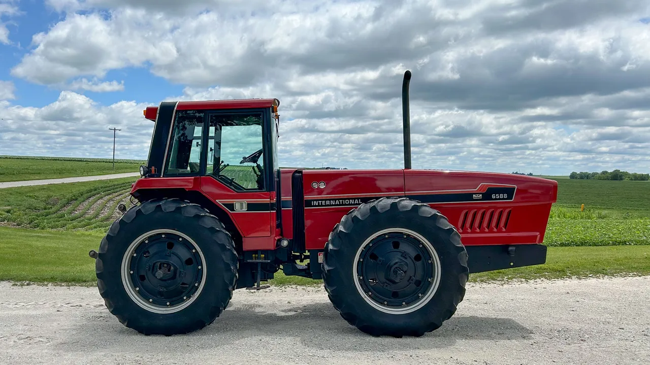 international tobacco special tractor 1/16 setter off the work bench! Saturday tractor show pictures |