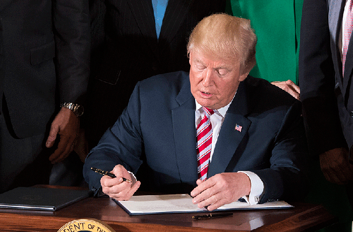 Link_20-_20TRUMP-SIGNING-Kevin-Dietsch-Getty.gif