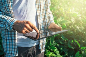 Digital ag - Farmer using tablet in soybean field_stevanovicigor_iStock_Thinkstock-582262844.jpg