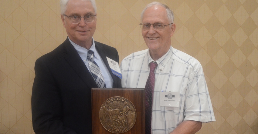 Iowa Master Farmer president Brian Kemp and long-time Wallaces Farmer editor Rod Swoboda at the 2021 Iowa Master Farmer 