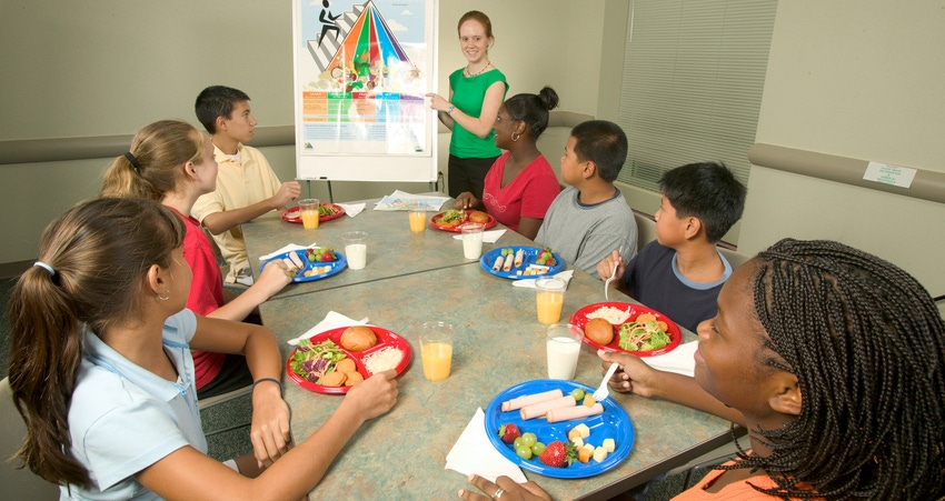 Schoolchildren eating