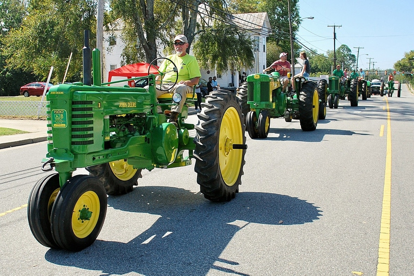 Virginia_Peanut_Festival_Antique_Tractor_Parade.jpg Virginia_Peanut_Festival_Antique_Tractor_Parade.jpg