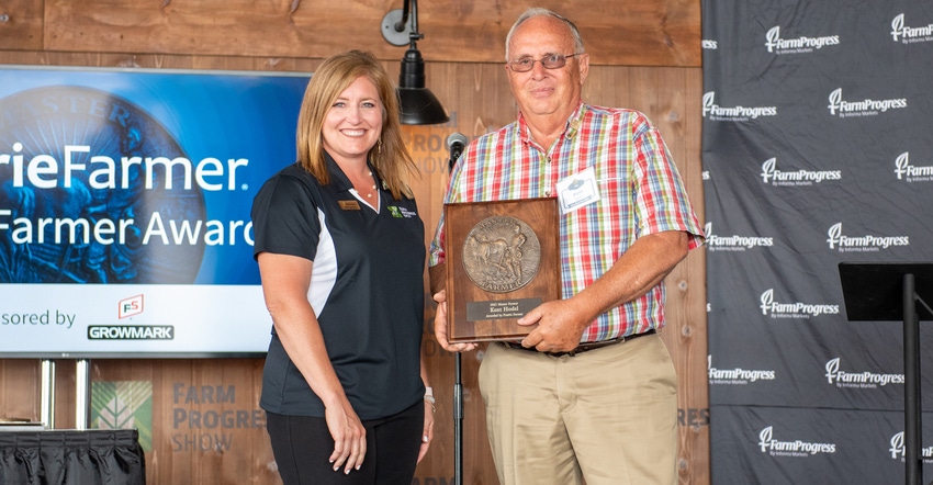 Holly Spangler presents Kent Hodel the Master Farmer award