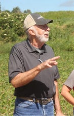 Larry Buss speaks at a field day 
