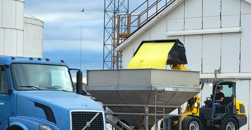 swfp-shelley-huguley-loading-fertilizer.jpg swfp-shelley-huguley-loading-fertilizer.jpg