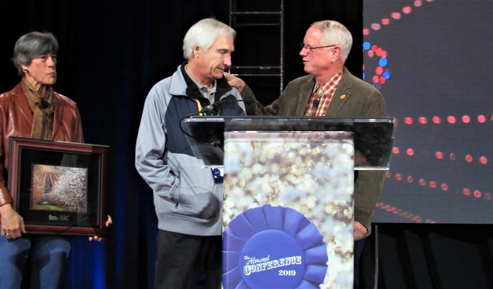 Grower Rob Kiss receives award Grower Rob Kiss receives award
