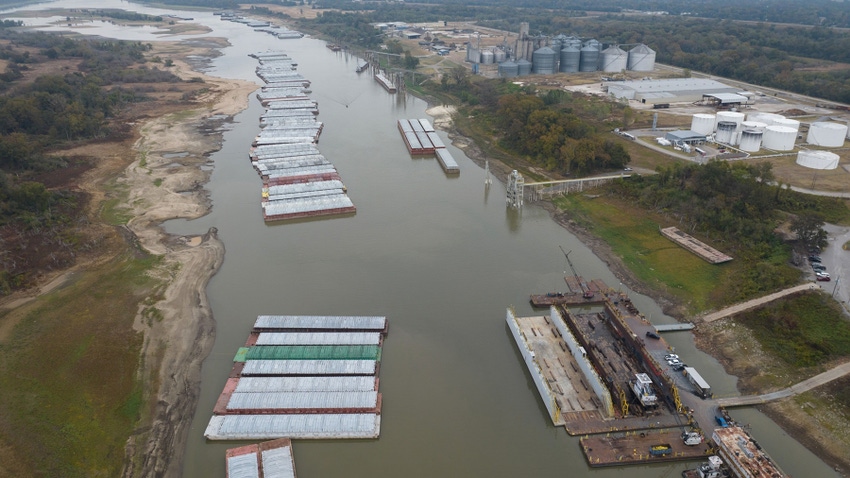 Barge traffic on Mississippi river