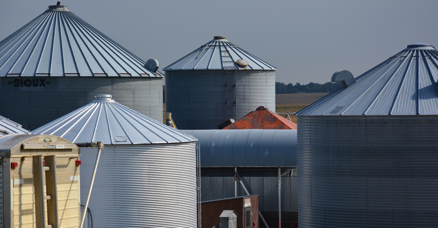 Grain farmers resort to giant storage bags to avoid cheap sales - Brainerd  Dispatch