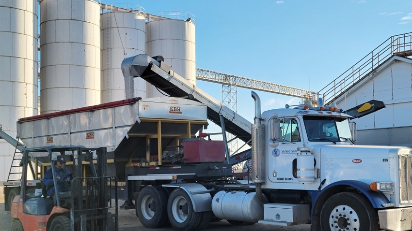 loading-fertilizer-truck-coop loading-fertilizer-truck-coop