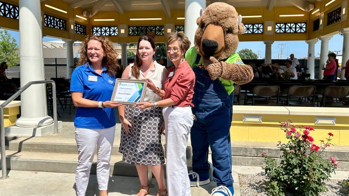 3 women with Ike the Kansas State Fair mascot