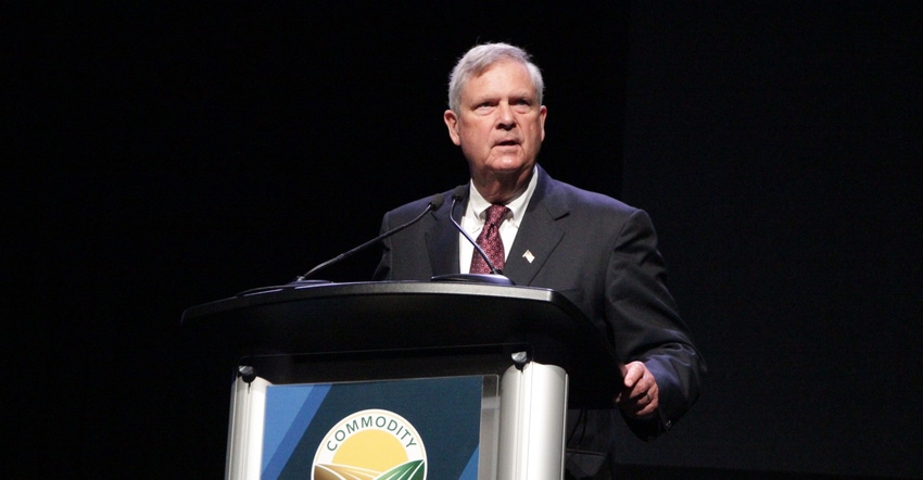 Vilsack Sarah McNaughton Commodity Classic 2022.JPG Vilsack Sarah McNaughton Commodity Classic 2022.JPG