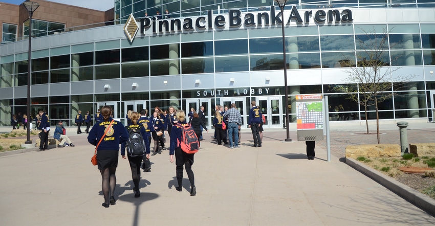 students outside Pinnacle bank arena