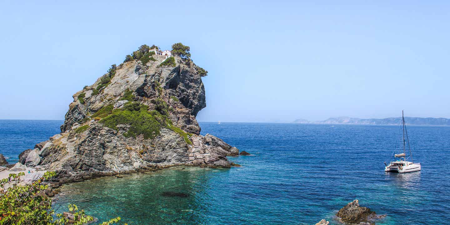 Felsen im Meer bei Griechenland mit Kirche auf der Spitze