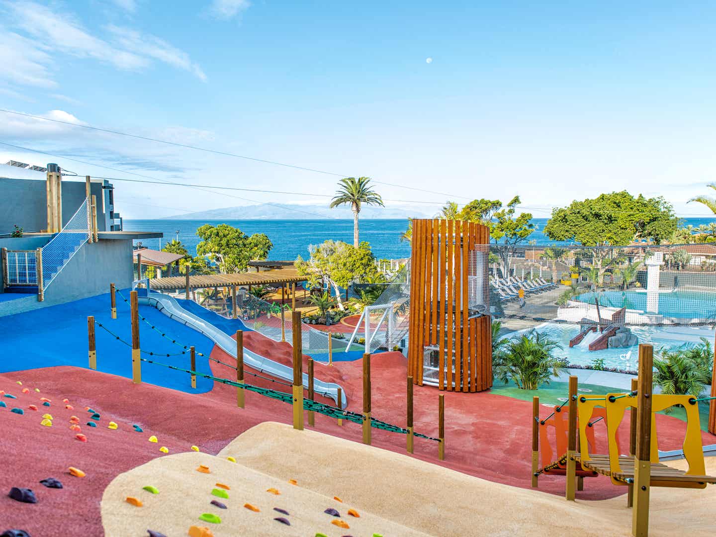 Spielanlage mit Kletterabteil und Pool