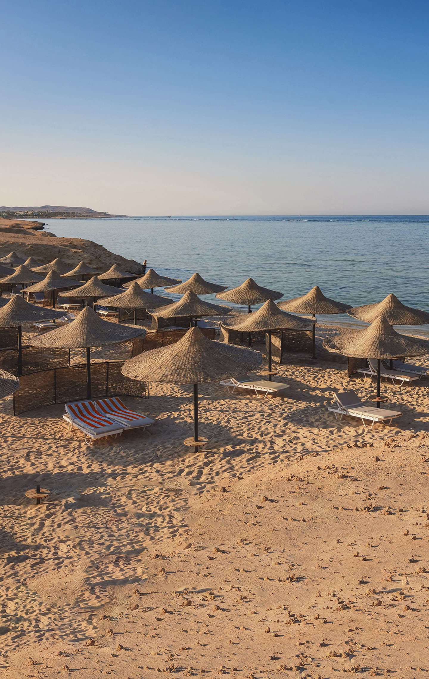 Strand mit Liegen am Roten Meer, Ägypten