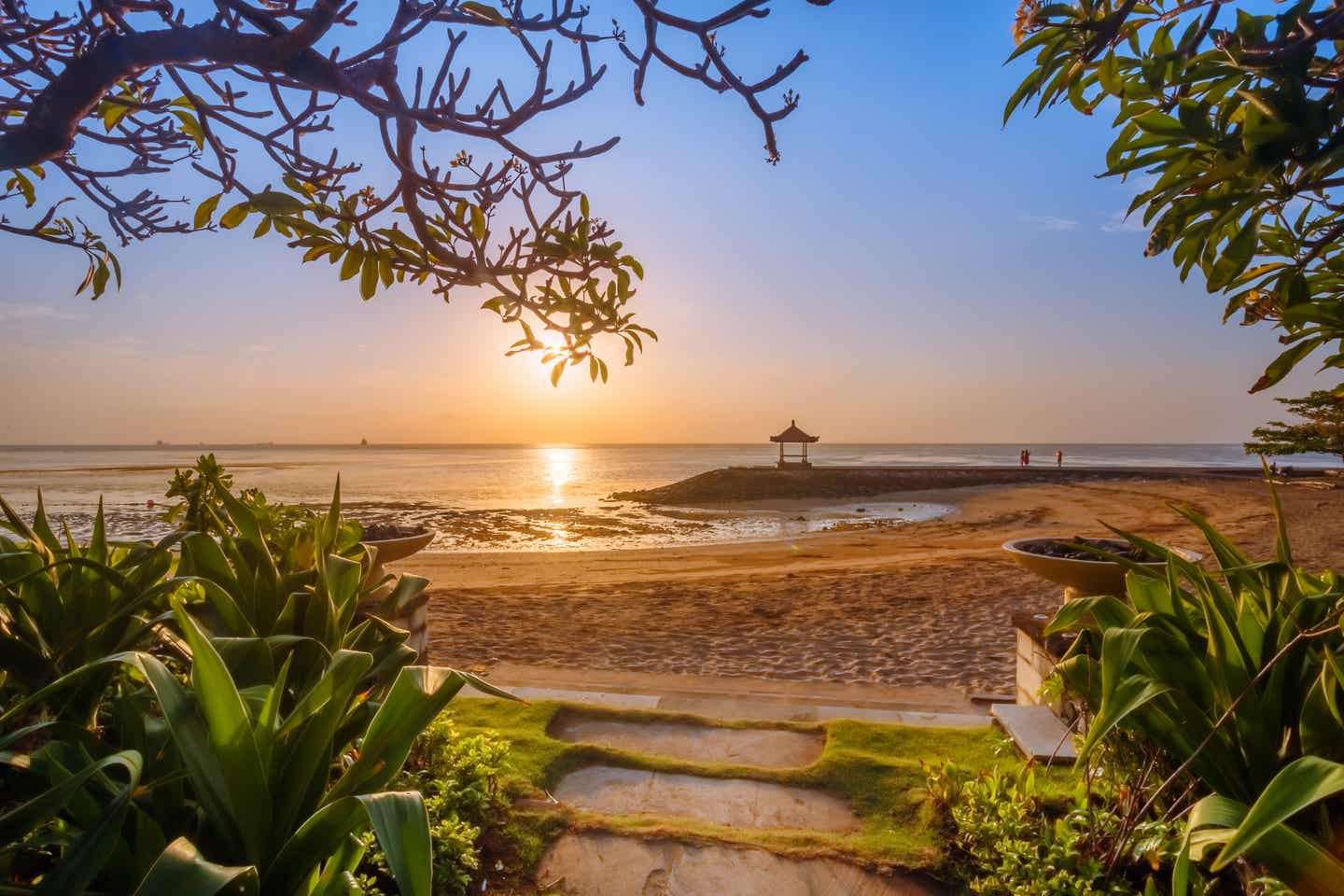 Beste Reisezeit Bali: Sonnenaufgang am Strand