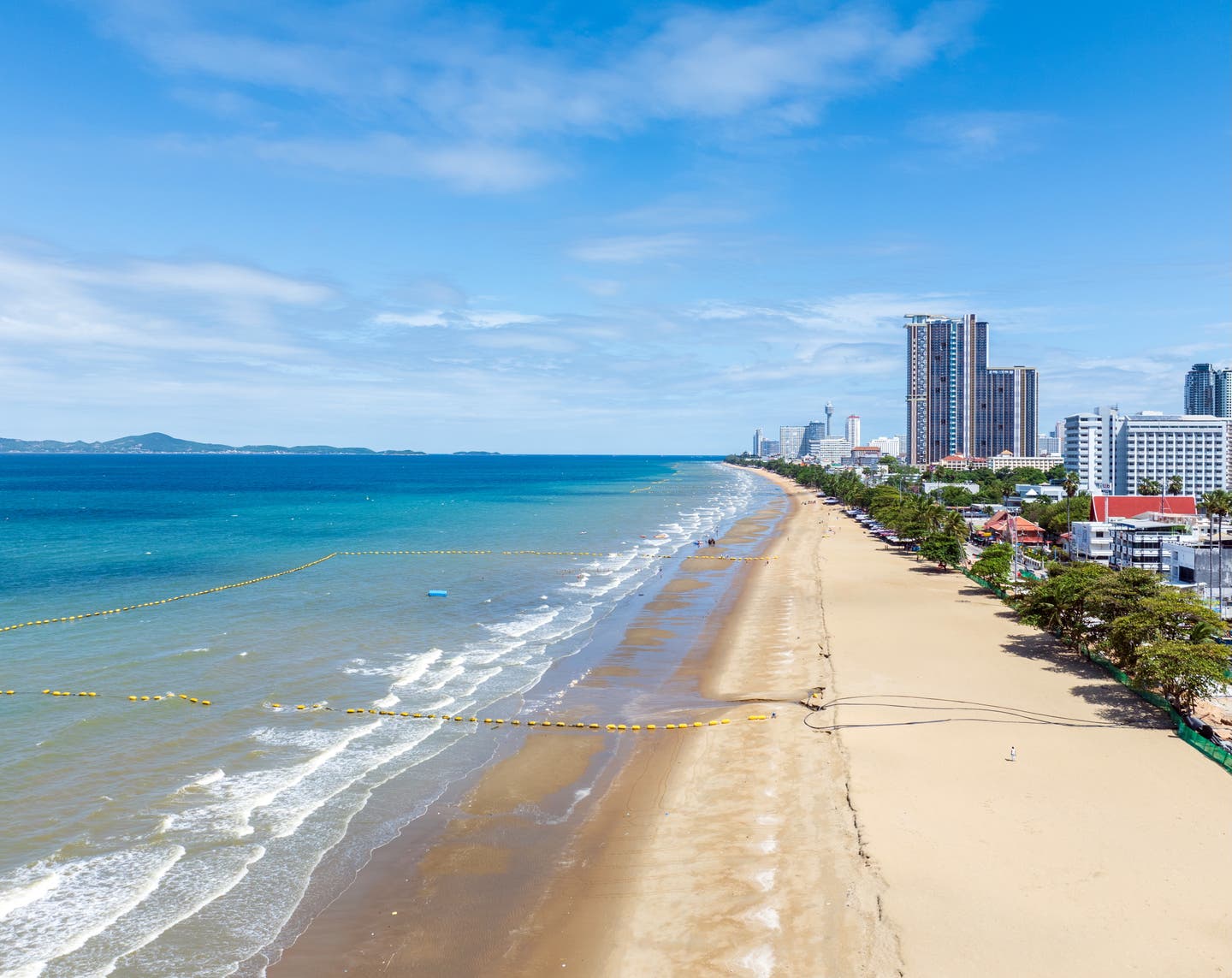 Der Strand von Pattaya liegt direkt an der Stadt