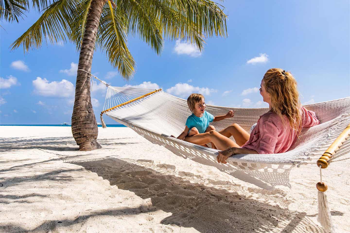 Familienurlaub Luxus: Mutter mit Sohn in einer Hängematte