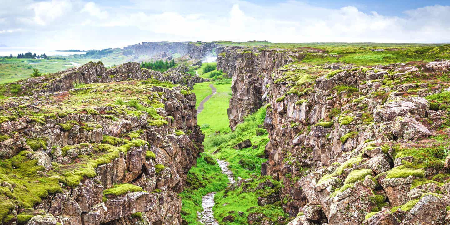 Schlucht im Thingvellir-Nationalpark auf einer Island-Rundreise über den Golden Circle entdecken