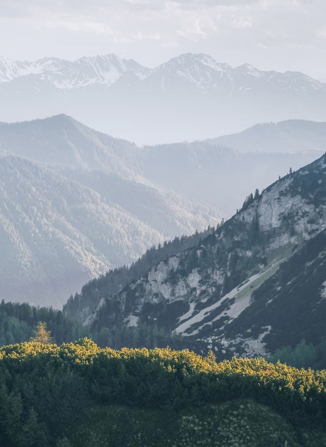 Die 8 schönsten Fernwanderwege Europa Fernwanderwege Europa: Wanderer auf Bergrücken schaut auf Tal