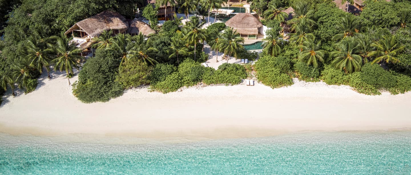 Außergewöhnliche Übernachtungen im Soneva Fushi Resort auf den Malediven, eingebettet in tropisches Grün direkt am weißen Sandstrand