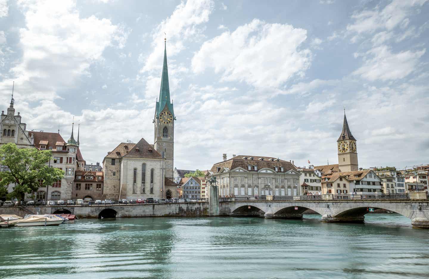 Zürich Sehenswürdigkeiten: Fraumünster Kirche an dem Limmat