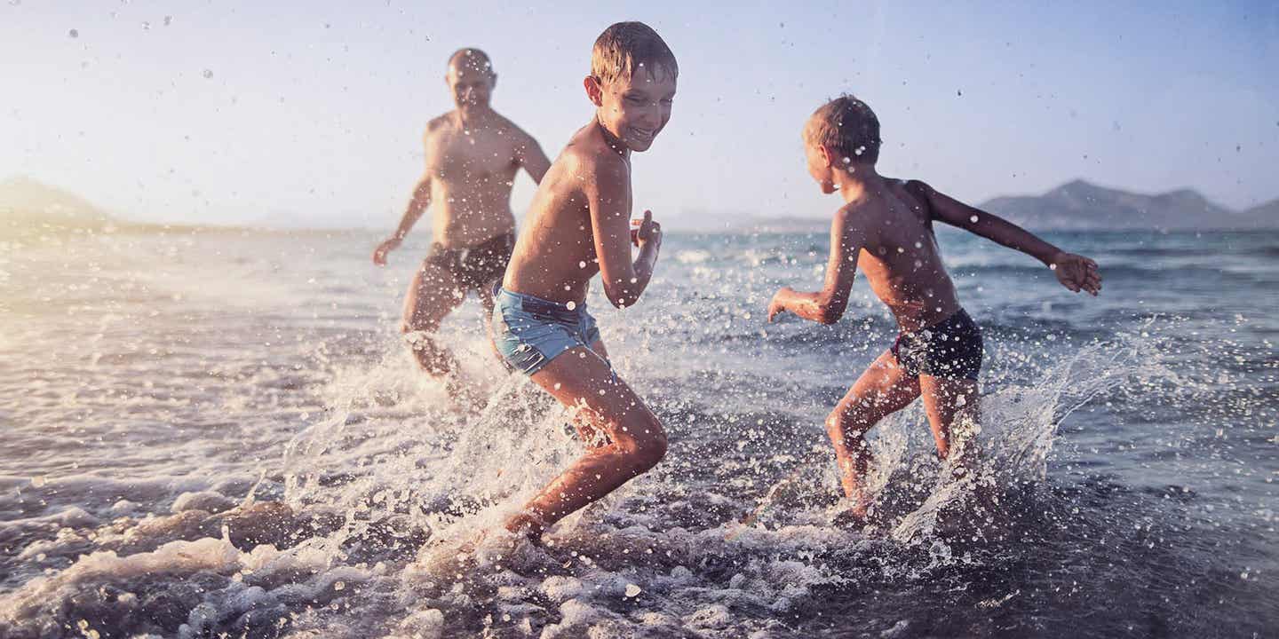 Korfu: Familie spielt im Wasser