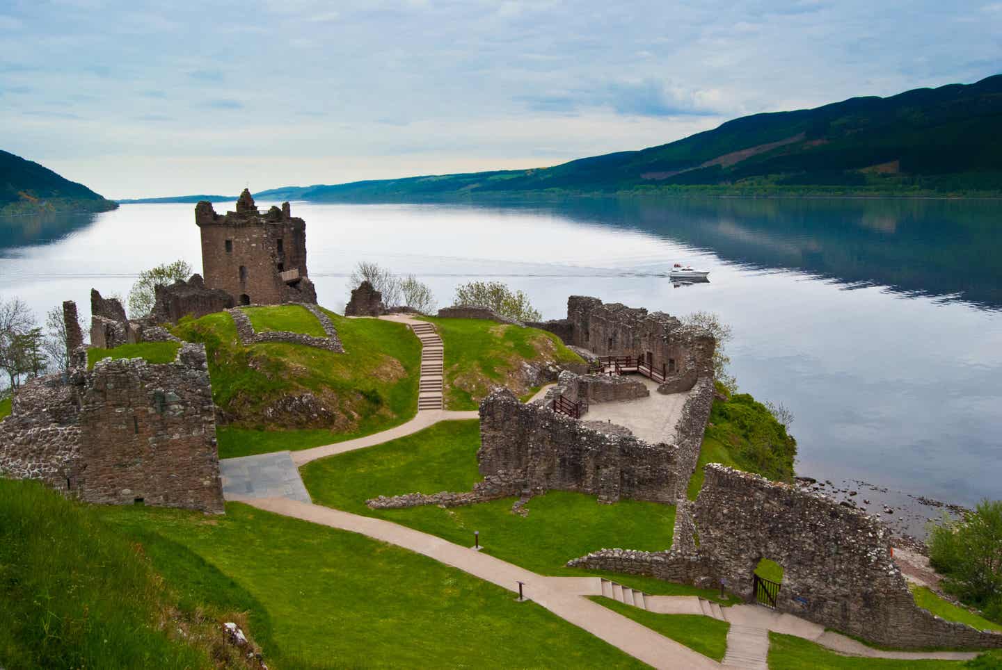 Urquhart Castle in Schottland: Wasser und Landschaft