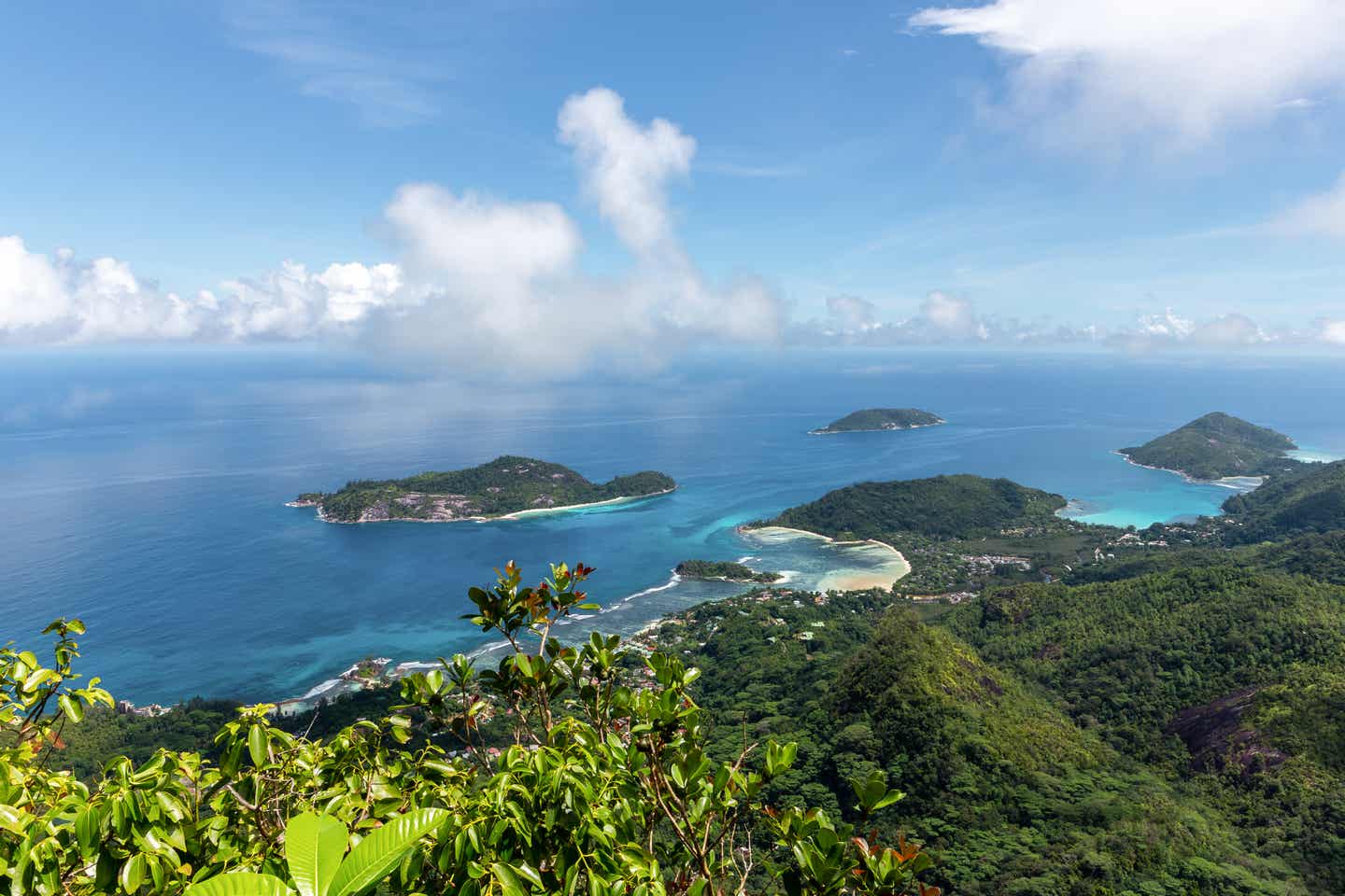 High-Angle-Shot von Mahé auf den Seychellen