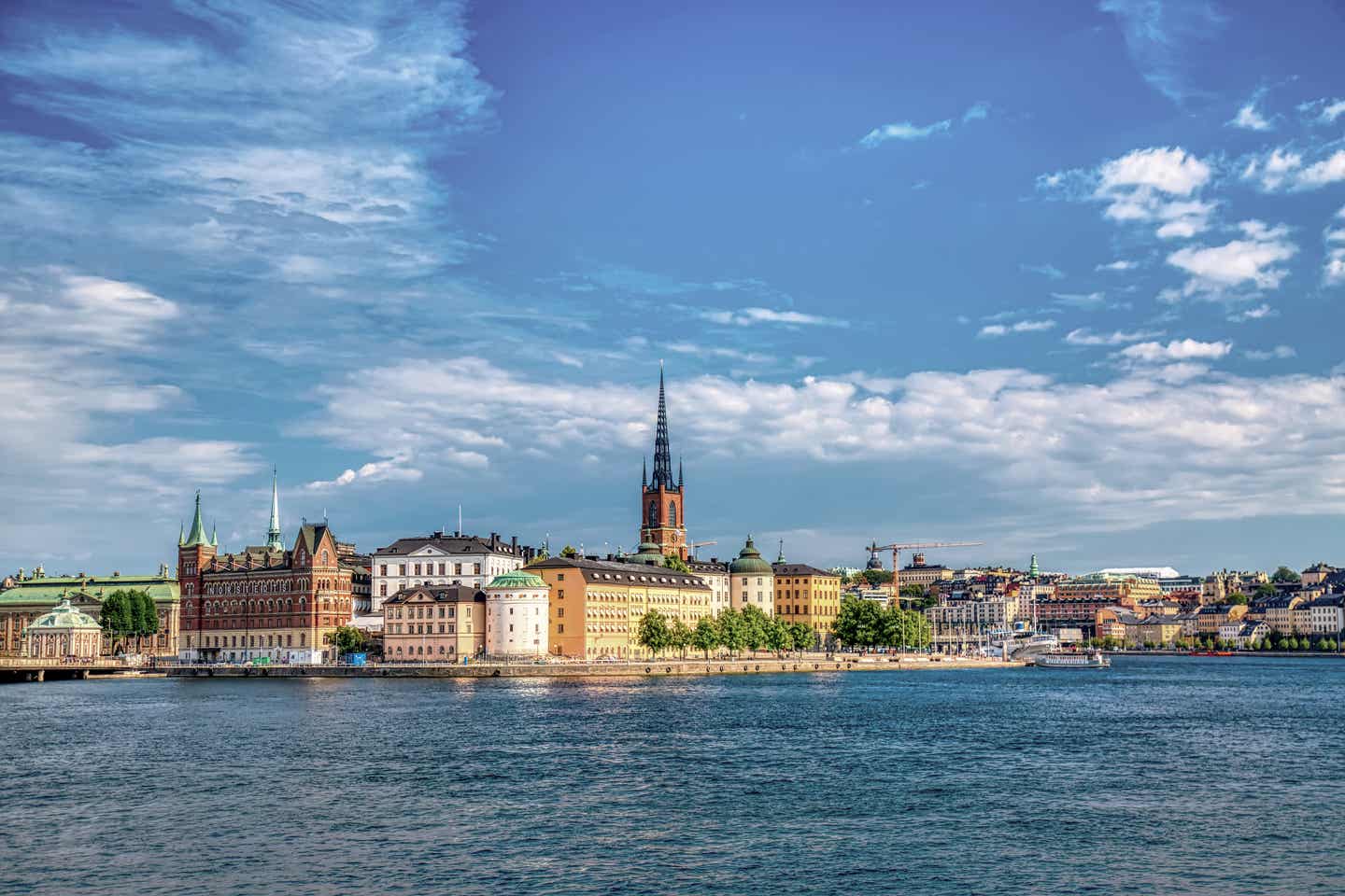 Schweden Urlaub mit DERTOUR. Panorama der Altstadt von Stockholm, Gamla Stan, vom Wasser aus aufgenommen