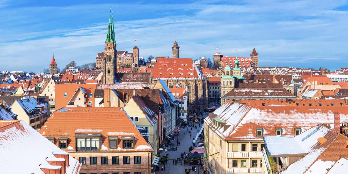 Blick über die verschnieten Dächer Nürnbergs im Winter, im Hintergrund die Kaiserburg