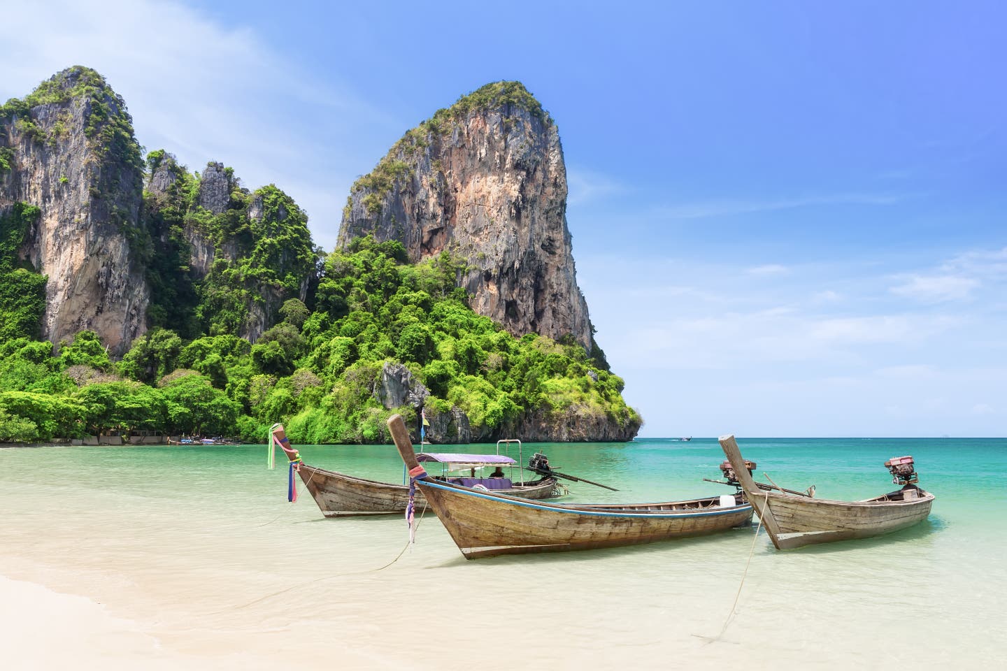 Schönste Strände Thailands: Bild von traditionell hölzernen Longtail-Booten