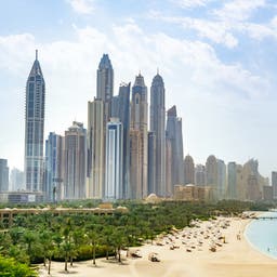 vae-dubai-marina-gebaeude-vor-dem-strand-g-680475652.jpg