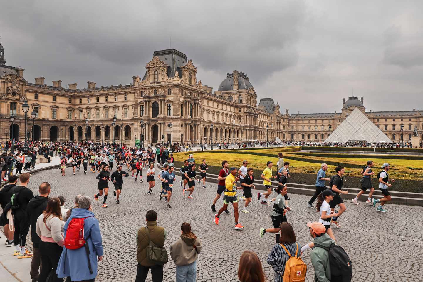 Paris Marathon entlang am Louvre