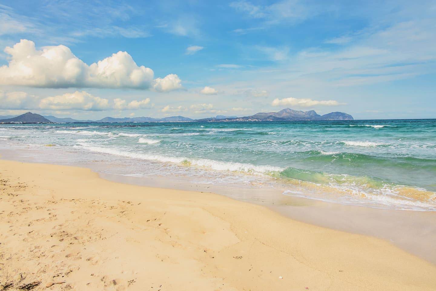 Playa de Muro Urlaub mit DERTOUR. Menschenleerer Strand von Playa de Muro mit kleinen Wellen