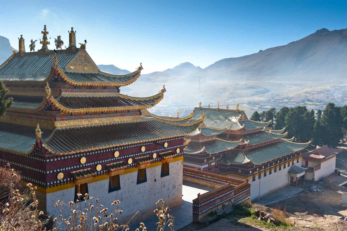 Blick über die Tempel von Tibet in den Wolken