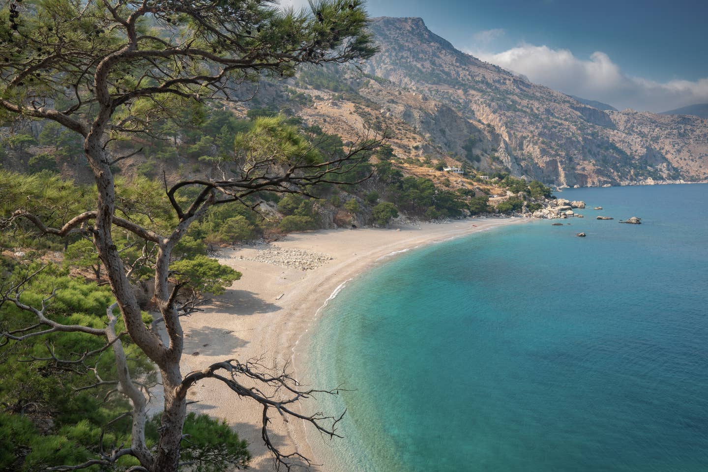 Karpathos Urlaub mit DERTOUR. Luftaufnahme von Bucht und Strand von Apella auf Karpathos